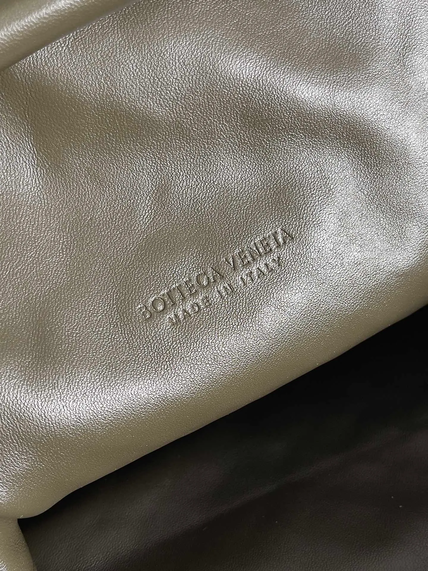 Batch 2260 BOTTEGA VENETA Lady's LAUREN CLUTCH Chain Clutch was inspired by 40 years ago. It is a perfect fusion of classic and modern bags. It is effortless and fashionable for any occasion and at any time. The newly added detachable metal chain allows people to have more ways to carry it. It is grand and elegant. Style No.: 785807 Size: 31.5*16.5*11cm